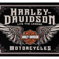 Insegna in metallo con barra alata e scudo Harley-Davidson® in rilievo - nera